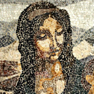 mozaika-prirodny-kamen, V Európe sa počiatky mozaiky objavili v starom Grécku a najväčší rozkvet dosiahla v dobe Rímskej ríše. Z tej doby ich tiež zostalo najviac zachovaných. Väčšinou zostali z celých rímskych víl zachované práve len podlahové mozaiky. M